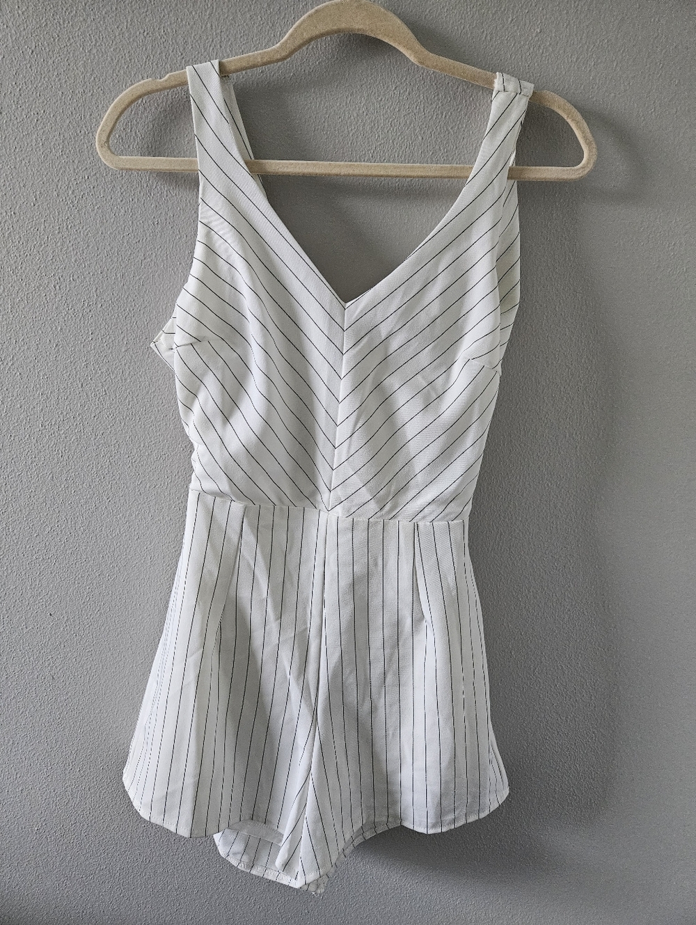 PINKYOTTO NWT White with Black Pinstripes V-Neck Romper With Back Tie
